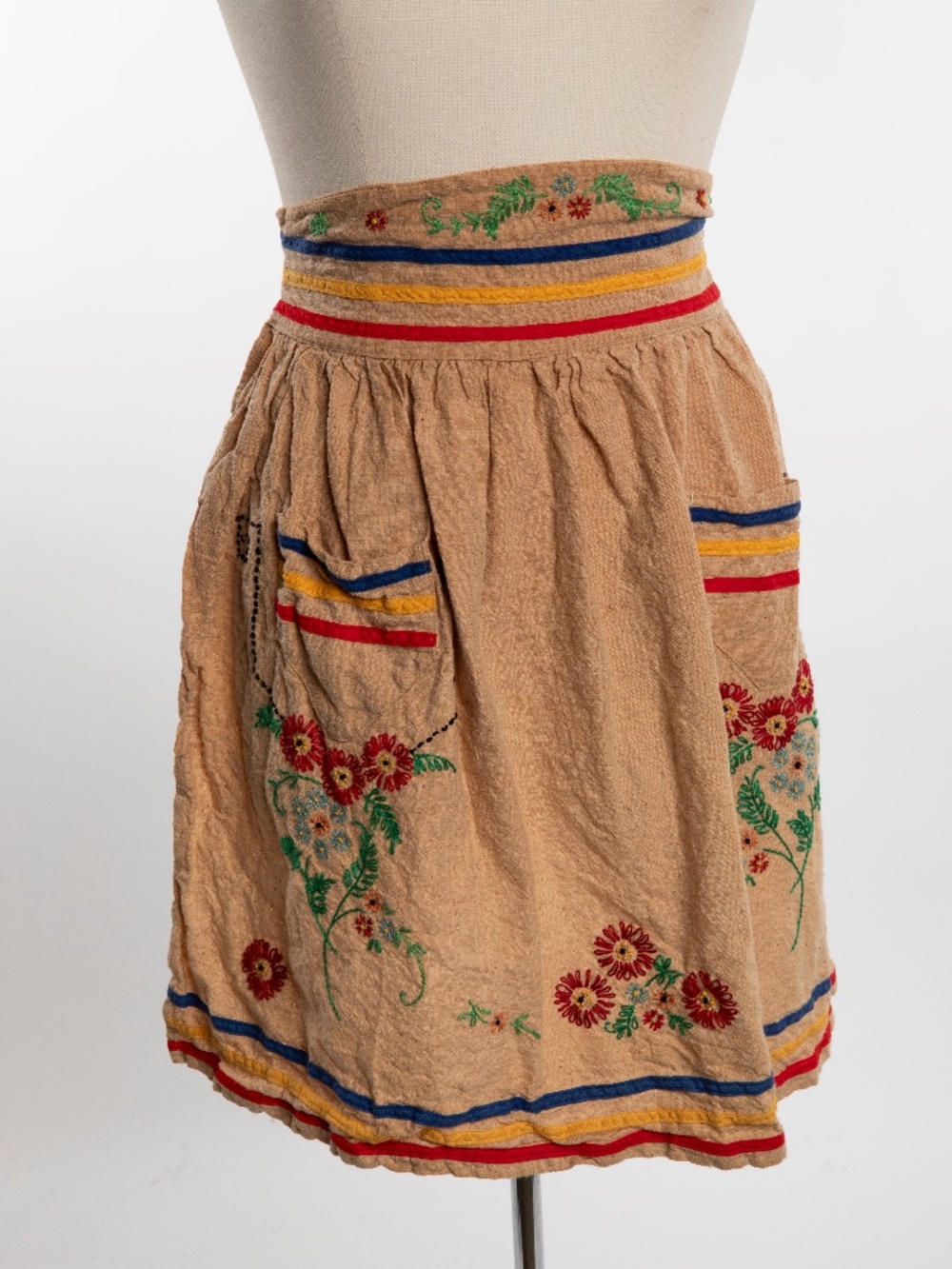 Vintage Brown 1970s Apron Women Flower Embroidery and Pockets